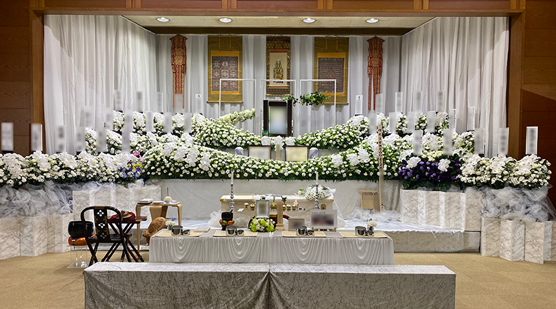 白い生花祭壇