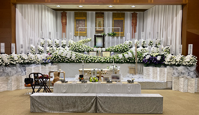 白い生花祭壇
